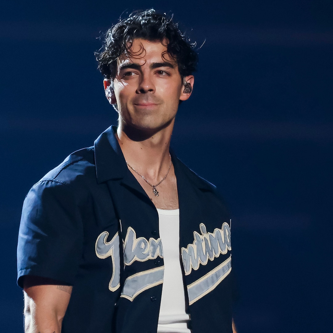 Joe Jonas Reacts When CVS Security Guard Says He “Looks Crazy” Joe Jonas Reacts When CVS Security Guard Says He “Looks Crazy”